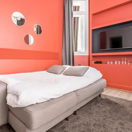 Au Qui Dort - Gounod Apartment